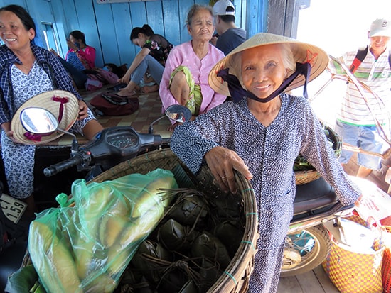 Bà Vinh đã 35 năm buôn gánh bán bưng ở Cù Lao Chàm.Ảnh: T.V