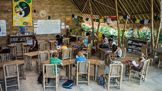 Một lớp học tại trường học Xanh ở Bali, Indonesia. Ảnh: CNN