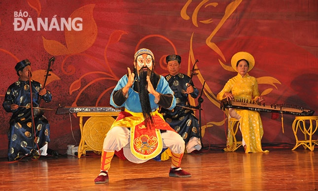 Một cảnh trong trích đoạn “Mạnh Lương ra hang” của Nhà hát Tuồng Nguyễn Hiển Dĩnh.   Ảnh: TÚ PHƯƠNG
