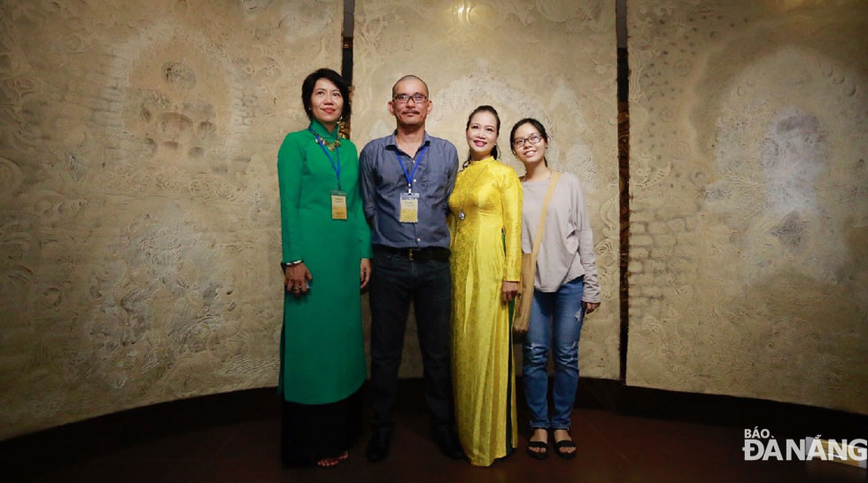 Họa sĩ Phan Hải Bằng (thứ hai từ trái sang) cùng cộng sự đã đưa ra một không gian sắp đặt hấp dẫn, mới mẻ và ấm cúng. Vận dụng câu nói của triết gia Héraclite, họa sỹ Phan Hải Bằng gởi gắm với công chúng rằng: Đời sống và sáng tạo là một sự vận động không ngừng nghỉ, như dòng sông luôn chảy ra biển lớn.