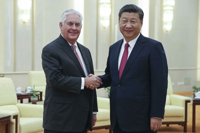 Ngoại trưởng Mỹ Rex Tillerson (trái) hội kiến Chủ tịch Trung Quốc Tập Cận Bình tại Bắc Kinh ngày 30-9. Ảnh: AP