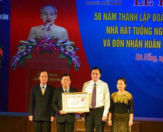 Nhà hát tuồng Nguyễn Hiển Dĩnh đón nhận Huân chương Lao động hạng Nhất trong lễ kỷ niệm 50 năm thành lập. Ảnh: Q.TUẤN