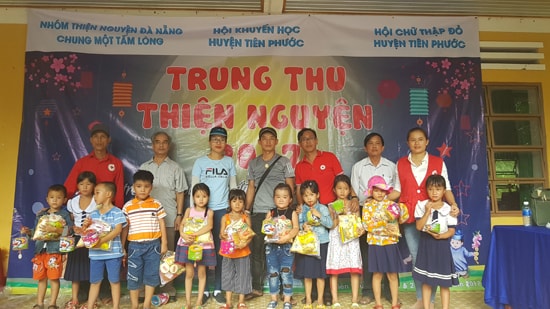 Các em thiếu nhi được tặng quà trung thu từ Nhóm thiện nguyện. Ảnh: D.L