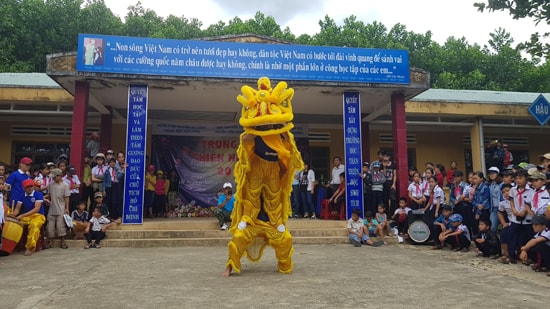 Múa lân sư rồng phục vụ thiếu nhi có hoàn cảnh khó khăn ở Tiên Phước. Ảnh: D.L