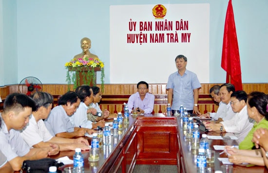 Ông Hồ Quang Bửu - Chủ tịch UBND huyện Nam Trà My giới thiệu về cây sâm Ngọc Linh. Ảnh: P.T