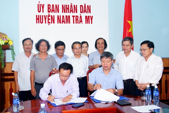 Ông Lê Văn Nhi - Chủ tịch Hội Nhà báo tỉnh và Ông Hồ Quang Bửu - Chủ tịch UBND huyện Nam Trà My thực hiện ký kết chương trình phối hợp tuyên truyền phát triển sâm Ngọc Linh giai đoạn 2017 - 2020. Ảnh: P.T