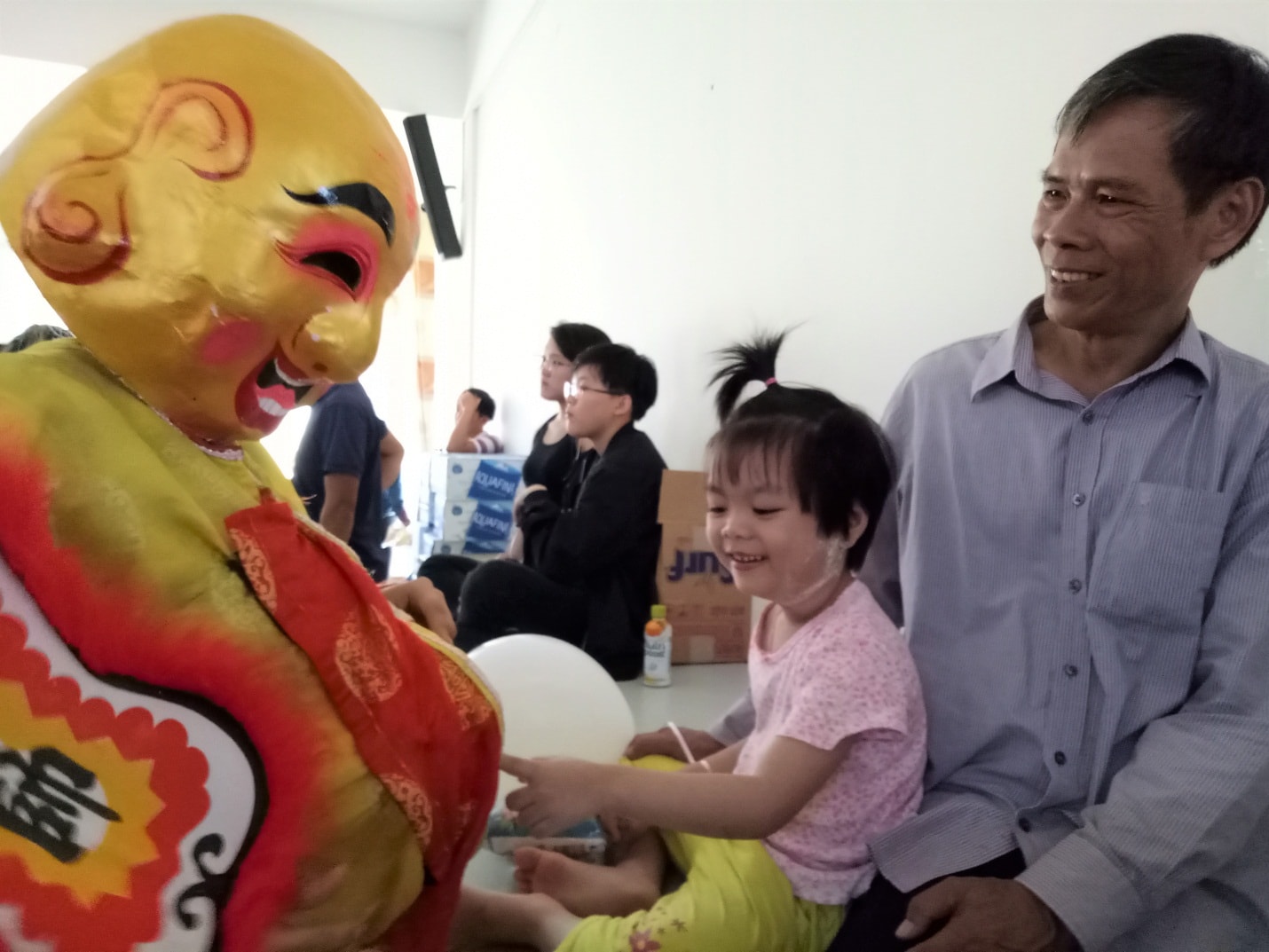 Bệnh nhân nhi thích thú lần đầu tiên “chạm” vào ông Địa