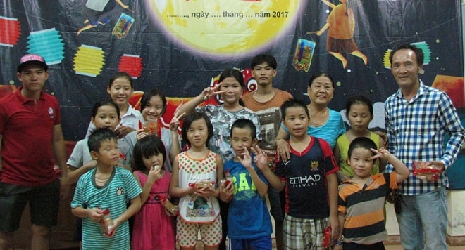 Đây là năm thứ tư liên tiếp anh Trần Ngọc Cường ở K24/10, An Đồn đến thăm và tặng quà cho các em ở các Gia đình thuộc Trung tâm bảo trợ trẻ em đường phố thành phố Đà Nẵng đúng vào tối Trung thu. Anh tâm sự mình không có điều kiện nhưng cũng cố dành dụm mỗi năm tặng cho các em 100 chiếc bánh Trung thu để vui với bạn bè
