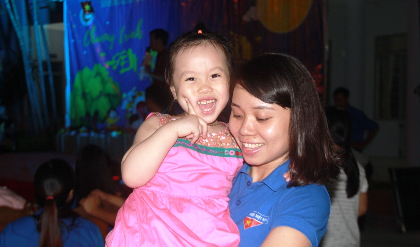 Niềm vui của trẻ em quận Ngũ Hành Sơn được các anh chị Đoàn thanh niên “công kênh” xem múa lân