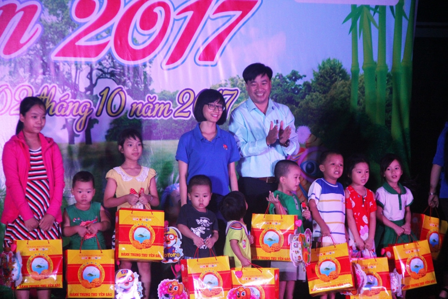 Ngoài việc được xem chương trình múa lân đặc sắc, các em ở Khu tái định cư Làng Vân, phường Hòa Hiệp Nam còn nhận quà do Đoàn thanh niên quận Liên Chiểu trao tặng