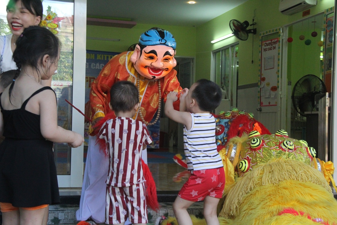 Học sinh một trường Mẫu giáo phường Nại Hiên Đông thích thú khi bất ngờ có đôị múa lân đến trường biểu diễn