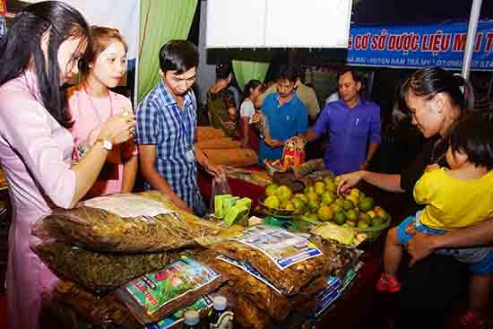 Phiên chợ sâm Ngọc Linh lần thứ nhất thu hút nhiều khách hàng. Ảnh: PHƯƠNG THẢO