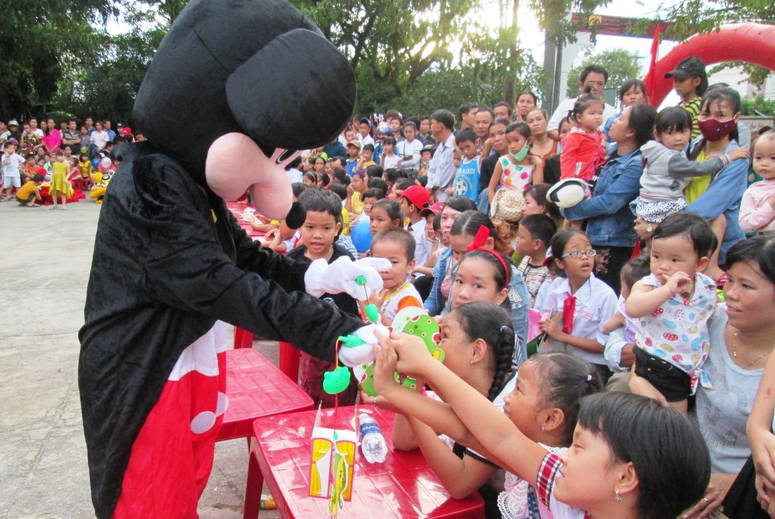 Các cháu thiếu niên, nhi đồng giao lưu với chú hề bong bóng.