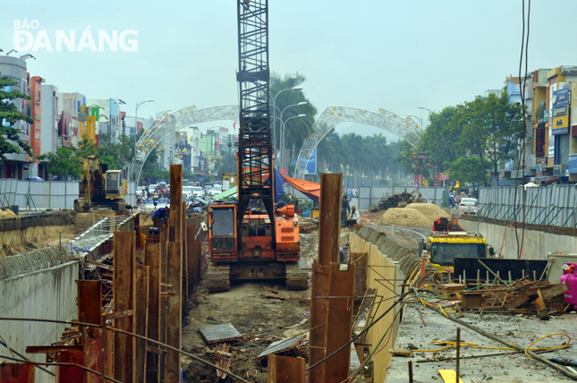 Công trình đang ngổn ngang, bề bộn