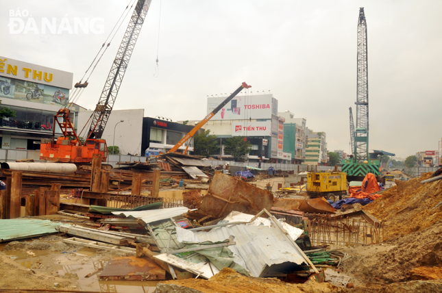 đơn vị thi công Hầm chui nút giao thông Nguyễn Tri Phương - Điện Biên Phủ cam kết sẽ hoàn thành thi công hầm, đường gom, hệ thống thoát nước, dự kiến đến ngày 30-10 bàn giao tất cả hạng mục và tổ chức thông xe. 
