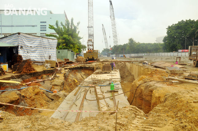 với 30% các hạng mục còn lại được thi công trong một tháng, đơn vị khó hoàn thành đúng tiến độ. 
