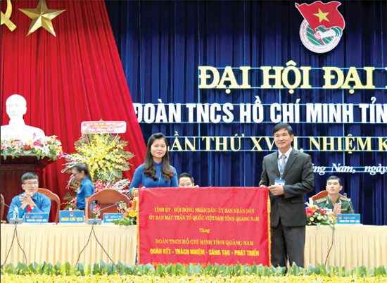 Bí thư Tỉnh ủy Nguyễn Ngọc Quang thay mặt Tỉnh ủy - HĐND - UBND - Ủy ban MTTQ Việt Nam tỉnh tặng Đại hội bức trướng mang dòng chữ “Đoàn TNCS Hồ Chí Minh tỉnh Quảng Nam đoàn kết, trách nhiệm, sáng tạo, phát triển”. Ảnh: VINH ANH