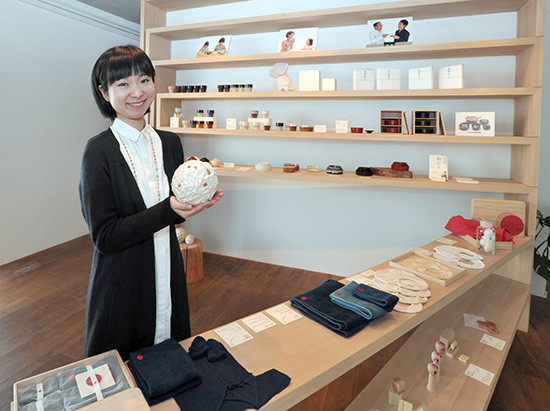 Rika Yajima và một số sản phẩm của công ty do cô thành lập. Ảnh: Japantimes
