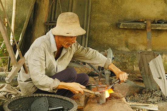 Lửa làng rèn vẫn đỏ tại xã Quế Châu (huyện Quế Sơn). Ảnh: T.NGUYÊN