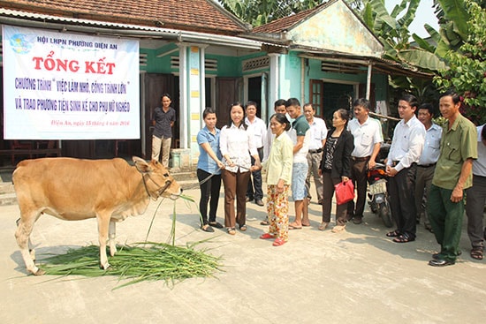 Hội LHPN phường Điện An trao bò giống cho phụ nữ nghèo. Ảnh: N.Trang