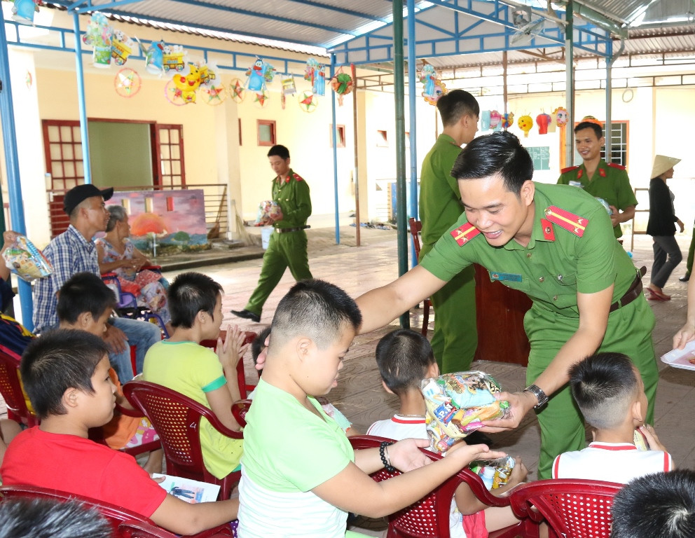 Trao tặng nhiều phần quà trung thu cho các em. Ảnh: T.C