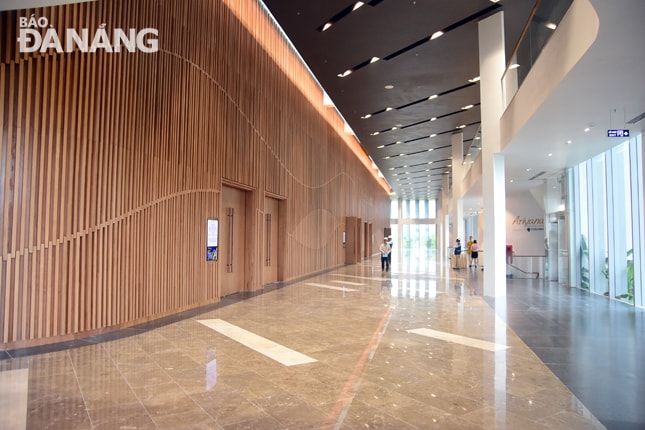 Khối sảnh và hành lang bao quanh thoáng đãng. Tại lối vào của VIP, khách có thể di chuyển bằng ô-tô đến tận cửa phòng họp