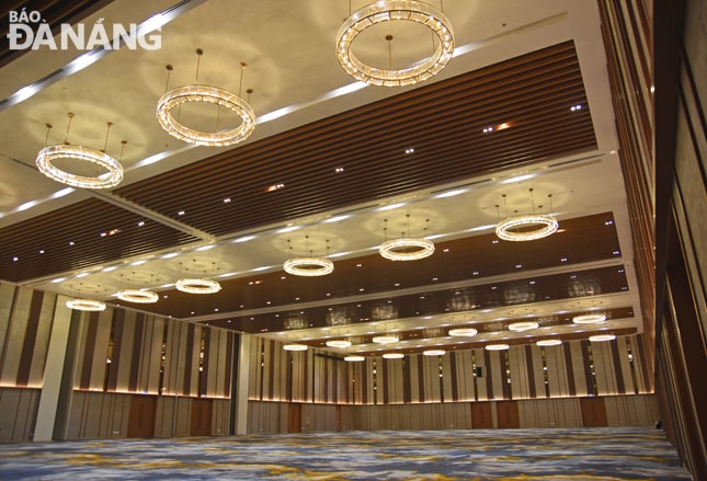 Có thể ví Trung tâm Hội nghị Ariyana như một tác phẩm nghệ thuật đương đại, với đại sảnh có những tấm thảm dệt hoa văn chìm trang nhã gắn với trường phái kiến trúc Gothic, những tấm phù điêu lớn bằng gỗ do các nhà thiết kế Ý chế tác riêng cho công trình, các bức tường phòng họp kết hợp hài hòa giữa gỗ, vải và gương kính.