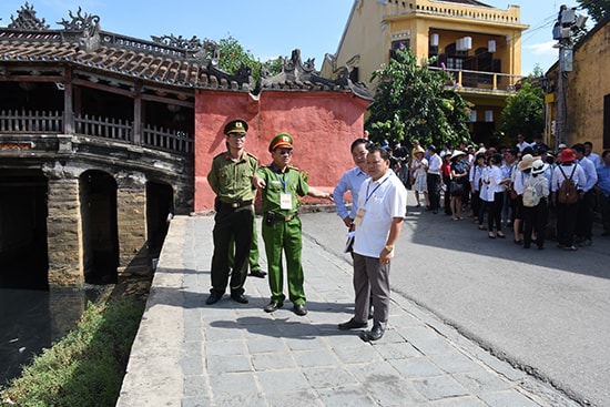 Lãnh đạo Công an Quảng Nam khảo sát phương án đảm bảo an ninh trật tự phục vụ các hoạt động APEC 2017 tại TP. Hội An. Ảnh: XUÂN MAI