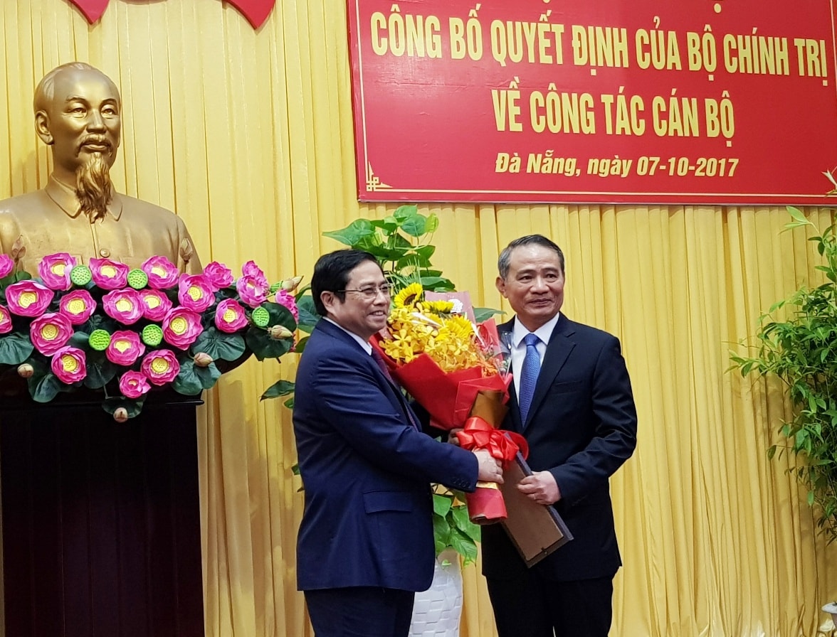 Ông Phạm Minh Chính, Ủy viên Bộ Chính trị, Trưởng Ban Tổ chức Trung ương trao quyết định cho ông Trương Quang Nghĩa, Ủy viên Trung ương Đảng, Bí thư Ban Cán sự, Bộ trưởng Bộ Giao thông Vận tải nhận nhiệm vụ Bí thư Thành ủy Đà Nẵng nhiệm kỳ 2015 - 2020, ngày 7/10