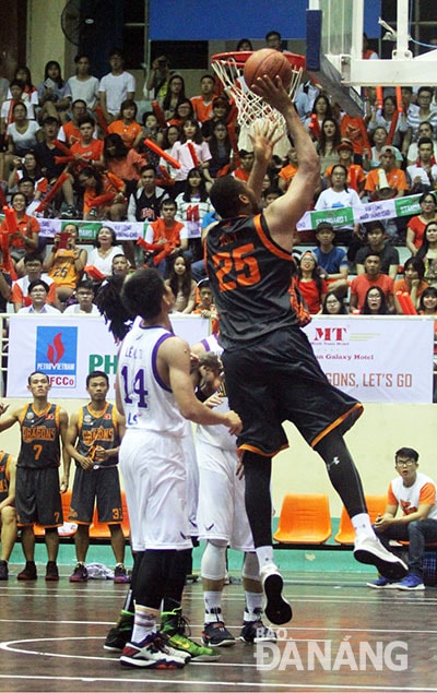 Chiến thắng trước HoChiMinh City Wings (áo trắng), hy vọng Danang Dragons (áo sẫm) có mặt tại vòng play-off VBA 2017.     Ảnh: ANH VŨ