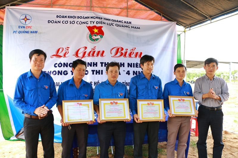 Anh Nguyễn Văn Hợi - Bí thư Đoàn khối Doanh nghiệp tỉnh (ngoài cùng bên trái) tặng giấy khen cho các ĐVTN xuất sắc trong phong trào thi đua 