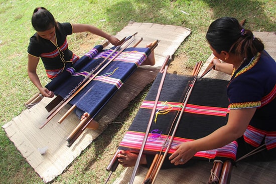 Làng dệt thổ cẩm Zơ Ra được đầu tư phát triển. Ảnh: T.NGUYÊN