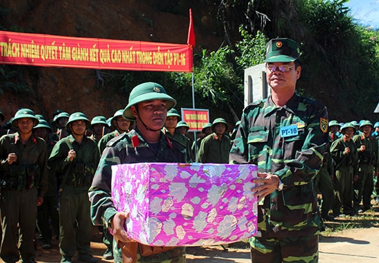 Đại diện lãnh đạo huyện Tây Giang trao quà cho lực lượng dân quân địa phương tại đợt diễn tập phòng thủ năm 2016. 