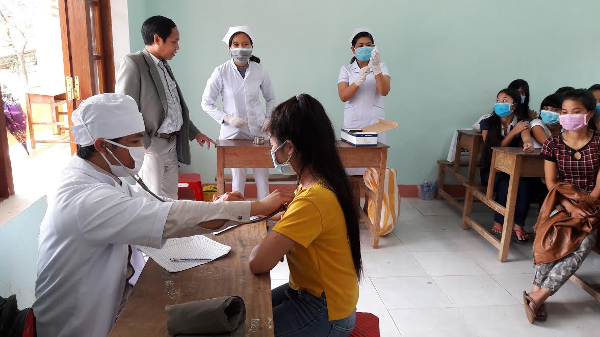 Kiểm soát dịch bạch hầu tại huyện Tây Giang, nơi bùng phát dịch vào tháng 4.2017. Ảnh: NGUYỄN DƯƠNG
