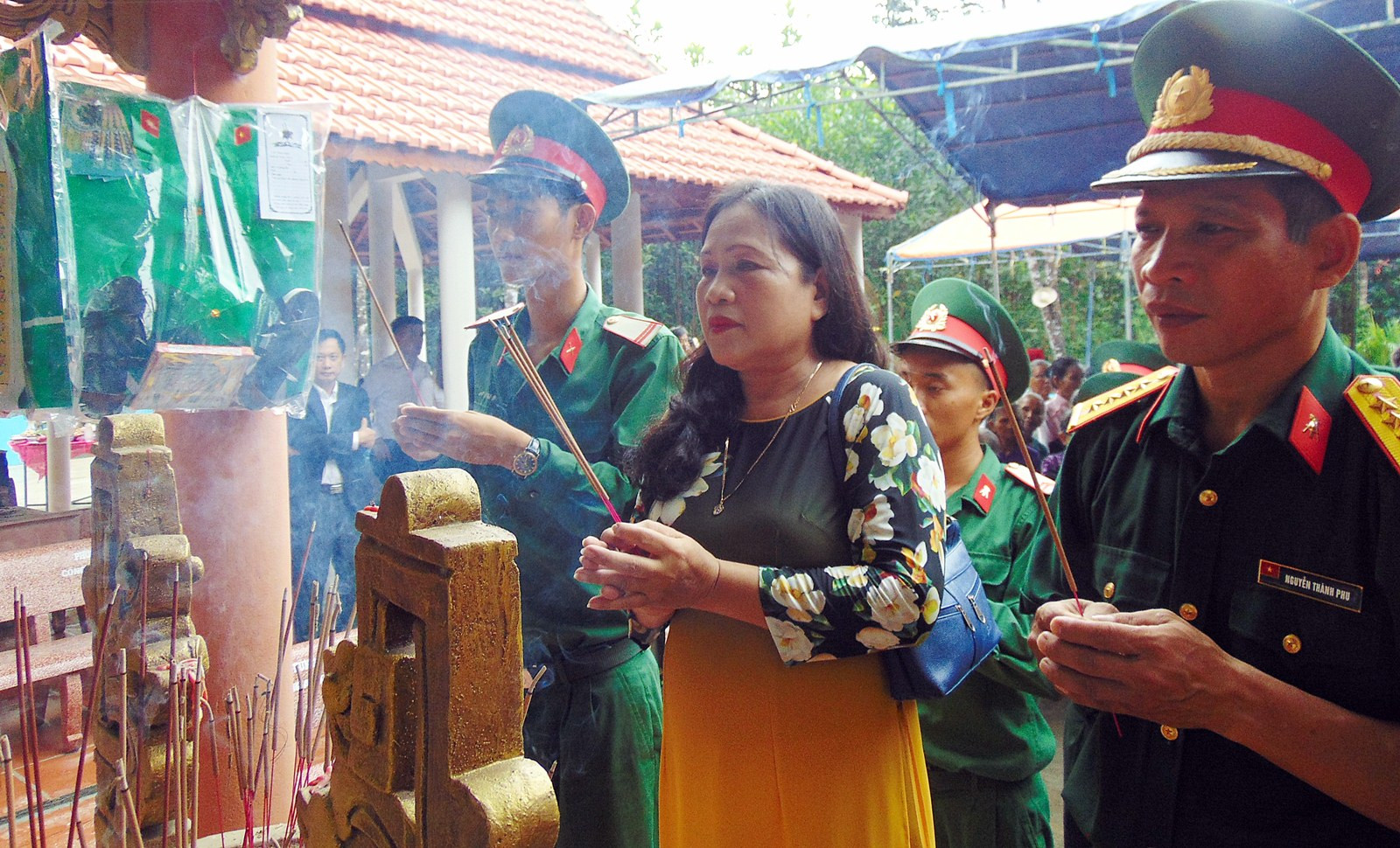 Bà Nguyễn Thị Bích thắp hương tri ân các anh hùng liệt sĩ tại Khu tưởng niệm. Ảnh: VINH THÔNG