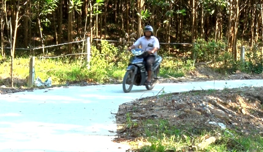 Con đường dẫn vào thôn Ninh Khánh 1 (Quế Ninh) giờ đã khang trang. Ảnh: VINH THÔNG