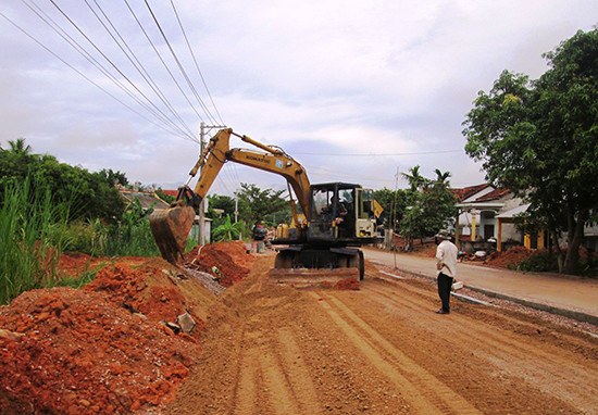 Tuyến đường chính qua trung tâm xã Duy Phú đang được đẩy nhanh tiến độ thi công. Ảnh: N.S