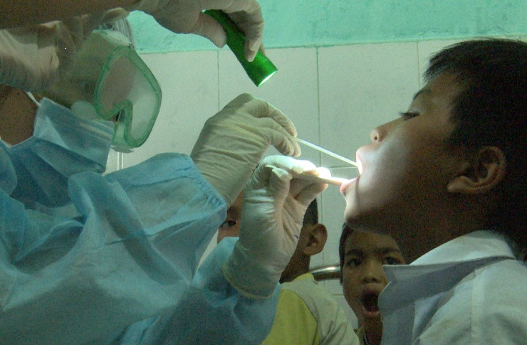  Chú thích ảnh: Diễn biến dịch bạch hầu đang diễn biến khá phức tạp tại huyện Nam Trà My. Trong ảnh: đoàn công tác của Viện Pasteur Nha Trang đang tiến hành kiểm tra cho trẻ em 2 xã Trà Vân, Trà Vinh.