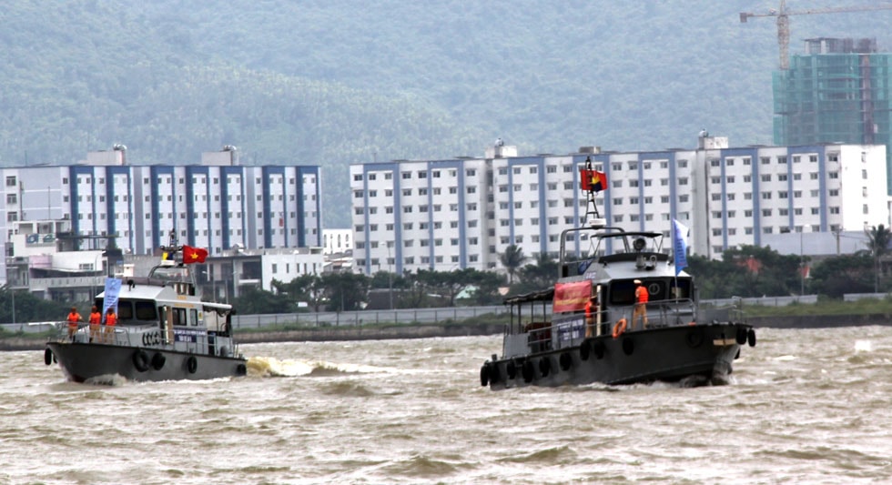 Tàu cao tốc của lực lượng CSGT đường thủy tham gia lễ ra quân và thực hiện công tác tuần tra, kiểm soát trên sông.