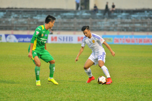 Đình Thắng (bên phải) có bàn thắng cân bằng tỉ số 2-2 trước khi Claudecir ấn định chiến thắng 3-2 cho Quảng Nam. Ảnh: T.VY