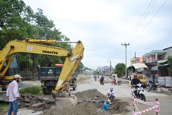 Nhà thầu mới tiến hành thi công đoạn cuối tuyến qua xã Đại Nghĩa. Ảnh: C.T