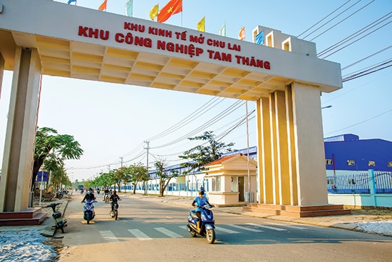 Các doanh nghiệp đầu tư vào Khu công nghiệp Tam Thăng đang cần lực lượng lao động trẻ, tuổi từ 18 đến 35.  Ảnh: PHƯƠNG THẢO