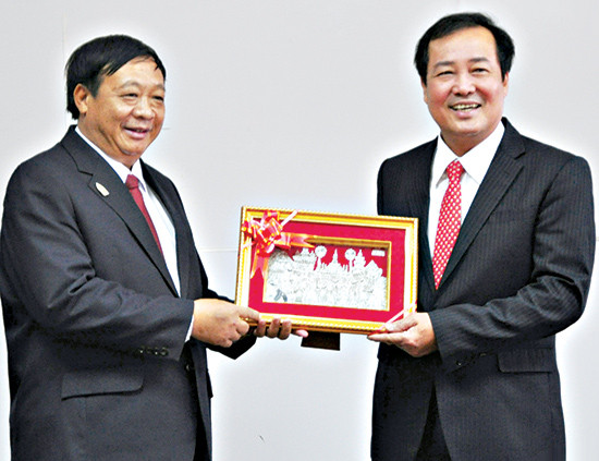 Ông Dia Lo-Chi Va tặng quà lưu niệm cho Phó Chủ tịch Thường trực UBND tỉnh Huỳnh Khánh Toàn. Ảnh: NGUYÊN ĐOAN