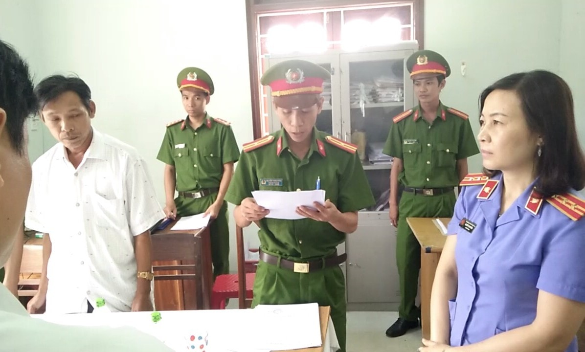 Cơ quan CSĐT đọc lệnh bắt ông Chẩn.