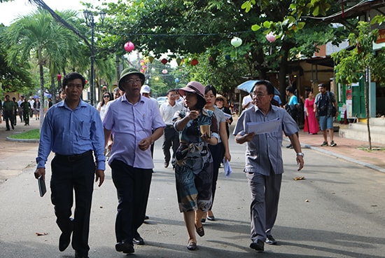 Chủ tịch UBND tỉnh Đinh Văn Thu kiểm tra công tác chuẩn bị cho việc khai trương “Không gian văn hóa Việt Nam - Nhật Bản” trên đường Nguyễn Thị Minh Khai. Ảnh: K.L