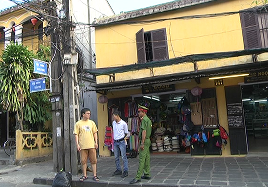 Công an phường Minh An gặp gỡ người dân vận động lắp camera. Ảnh: LÊ HIỀN