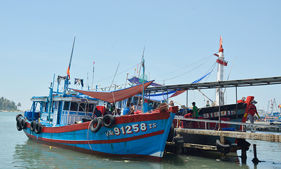 Xã Tam Quang (Núi Thành) có 129 hội viên CCB thì gần một nửa là ngư dân tham gia khai thác hải sản xa bờ. TRONG ẢNH: Tàu cá tại bến Tam Quang chuẩn bị cho chuyến đánh bắt ở ngư trường Hoàng Sa - Trường Sa. Ảnh: XUÂN THỌ