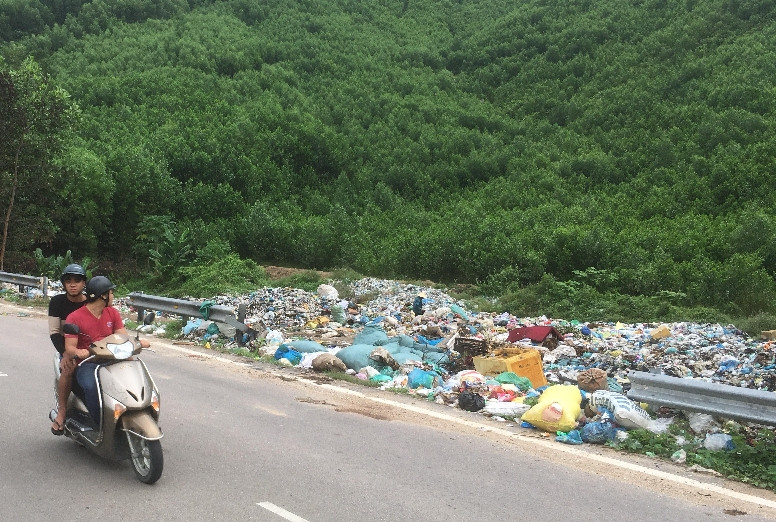 Bãi rác nằm bên đường ĐT610 khiến cho nhiều người tham gia giao thông cảm thấy khó chịu. Ảnh: PHAN VINH