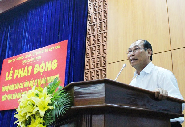 Ảnh: Chủ tịch Ủy ban MTTQ Việt Nam tỉnh Võ Xuân Ca phát động kêu gọi ủng hộ nhân dân Bắc bộ và Bắc Trung bộ. Ảnh: N.Đ
