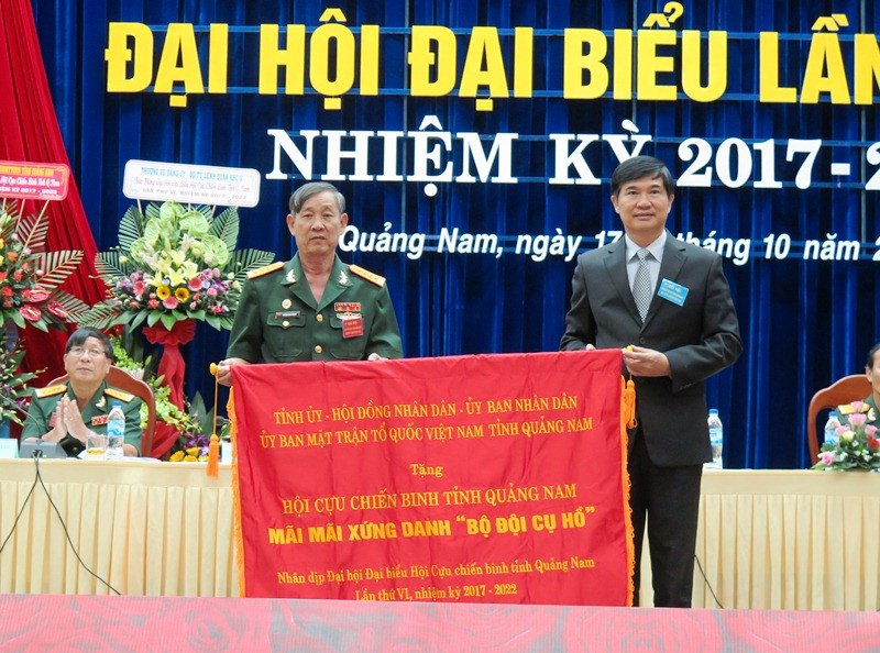 Bí thư Tỉnh ủy, Chủ tịch HĐND tỉnh Nguyễn Ngọc Quang trao tặng bức trướng cho Hội CCB tỉnh. Ảnh: VINH ANH